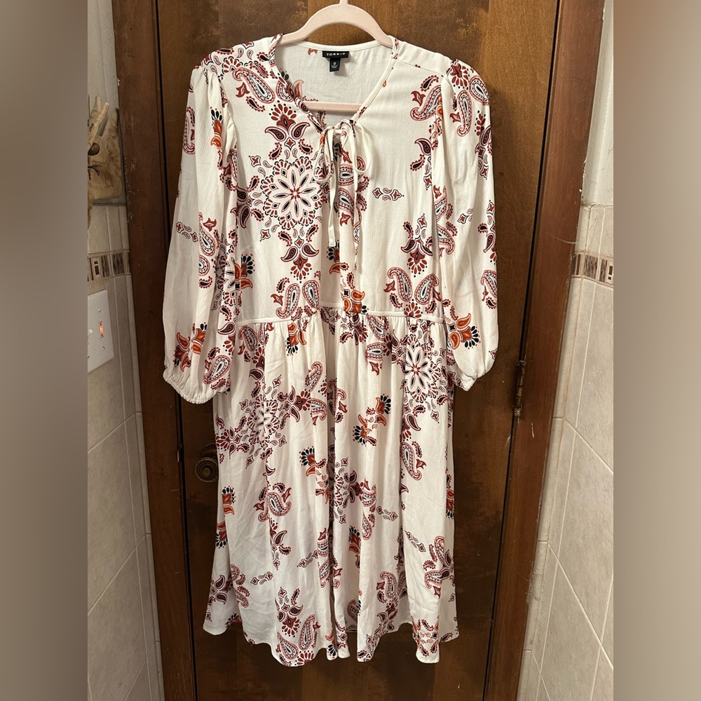 Torrid White and Red Paisley Dress Size 00 (Large 12)